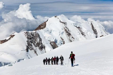 Mountaneers walking on a glacier Fotos Stock