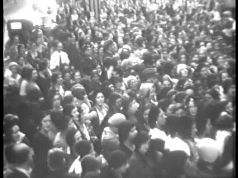 Mounted police crowd control shoppers mobbing a store, during a sale, in Stock Footage