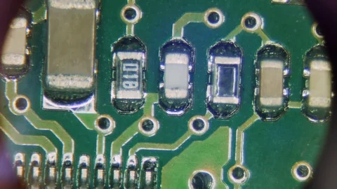 Mounting electrical board under magnification Vidéo 84941276