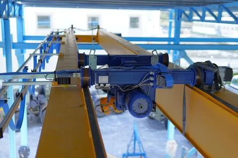 Mounting an overhead crane onto rails. Stock-Fotos