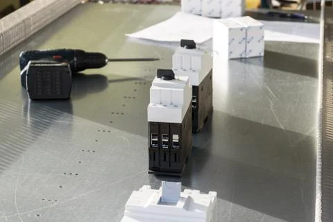 Mounting panel circuit breakers, screwdriver, box and list. Foto stock