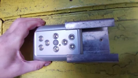 Mounting wireless LED motion sensor light on to magnetic bracket Vídeo Stock 333643501