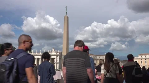 Mourners queue inside St Peter's to see Pope Francis lying in state Video stock 307545189