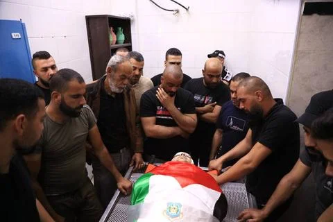  Mourners react by the body of Ashraf Sheikh Ibrahim, 37, a Palestinian wh... 스톡 사진