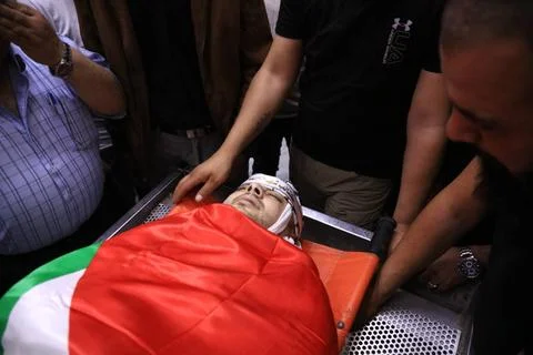  Mourners react by the body of Ashraf Sheikh Ibrahim, 37, a Palestinian wh... Foto stock