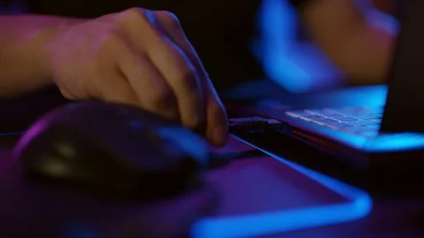 The mouse is connecting to the computer. Stock Footage 169379015