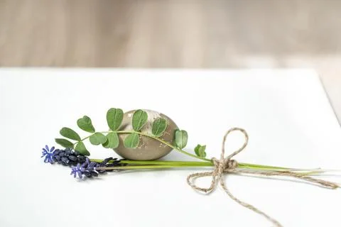 Mouse hyacinth and Easter egg. Small bouquet on a white background. wooden .. Foto stock