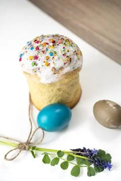Mouse hyacinth and Easter eggs, Easter cake. Small bouquet on a white backg.. Stock Photos
