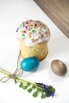 Mouse hyacinth and Easter eggs, Easter cake. Small bouquet on a white backg.. Stock-Fotos