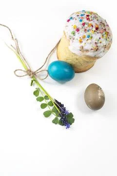 Mouse hyacinth and Easter eggs, Easter cake. Small bouquet on a white backg.. Stock Photos