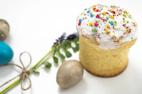 Mouse hyacinth and Easter eggs, Easter cake. Small bouquet on a white backg.. Stock Photos