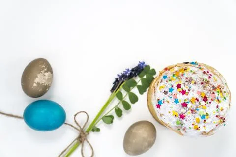 Mouse hyacinth and Easter eggs, Easter cake. Small bouquet on a white backg.. Stock Photos