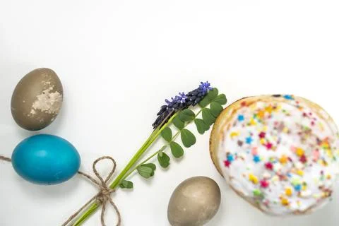 Mouse hyacinth and Easter eggs, Easter cake. Small bouquet on a white backg.. Stock Photos