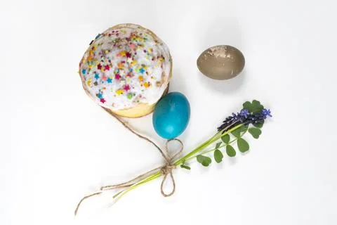 Mouse hyacinth and Easter eggs, Easter cake. Small bouquet on a white backg.. Stock Photos