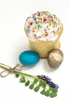 Mouse hyacinth and Easter eggs, Easter cake. Small bouquet on a white backg.. Stock Photos