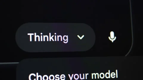 A mouse pointer icon clicking the &amp;quot;Thinking&amp;quot; mode button Vidéo 321750135