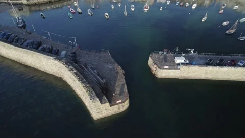 Mousehole Cornwall Drone Reverse Reveal Harbour Boats 4k DJI Air 2S Vídeos de archivo 221639649
