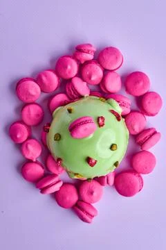 Mousse dessert on a pink background in a composition with small macaroons Foto stock
