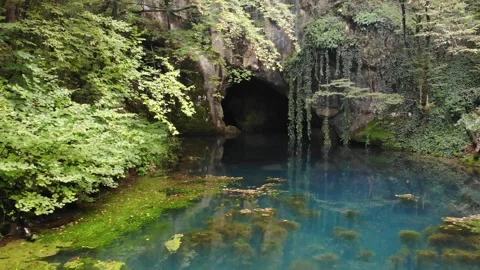 Mouth of the Mlava River Spring Cave – Crystal Blue Water and Forest Landscape – 스톡 동영상 258022179
