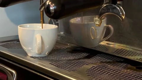 MOV 2-Making coffee in a coffee machine. Video stock 227702922