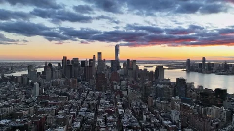 [MOV] Over Lower Manhattan at Dusk With the Harbour Beyond Vídeo Stock 344716010