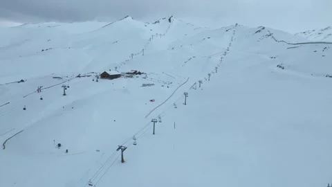 [MOV] Over Ski Runs, Gondolas and a Crowded Mountain Lodge Vídeo Stock 344717011