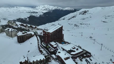 [MOV] Toward a Ski Hotel With Steaming Outdoor Pool Vídeo Stock 344716794