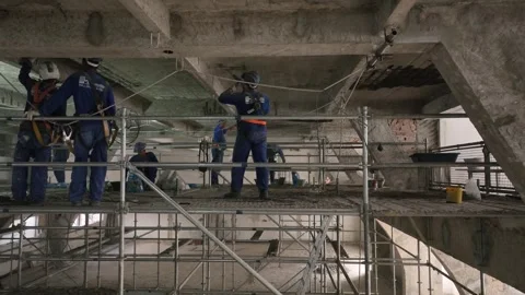 [MOV] of Workers on Scaffold Under a Waffle Slab Ceiling Vídeo Stock 344715231