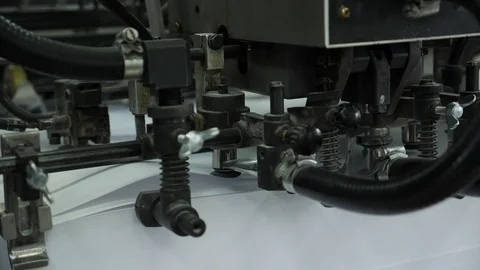 Move the paper sheets in the printing press suction cups. Vídeos de archivo 98120285