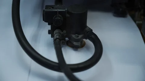 Move the paper sheets in the printing press suction cups. 스톡 동영상 98120613