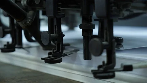 Move the paper sheets in the printing press suction cups. Stock-Footage 98120907