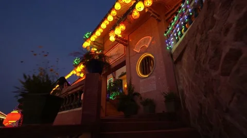 Move toward night facade of Chinese Temple Vidéo 150310872