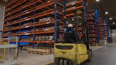 Movement along along the warehouse Vidéo 131734705