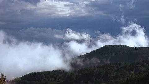 Movement and evaporation of clouds at low altitude in a valley Video stock 78050005