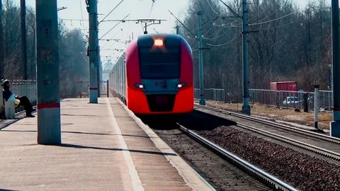 The movement of an approaching suburban electric train to the railway station 库存影片 74422206