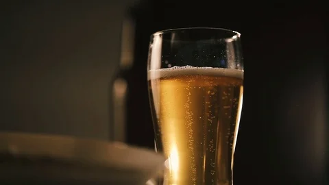 Movement of bubbles inside a glass with fresh beer Video stock 75657030