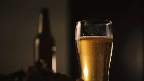 Movement of bubbles inside a glass with fresh beer Video stock 75657056