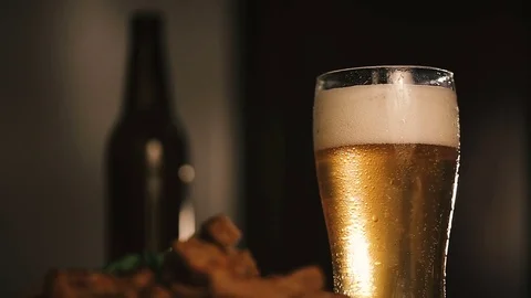 Movement of bubbles inside a glass with fresh beer Video stock 75657097