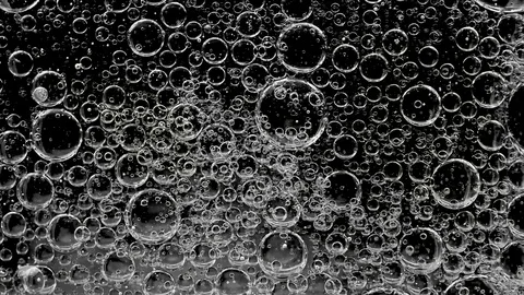 Movement of bubbles in liquid. Black and white color. 库存影片 103286899