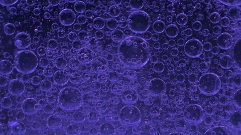 Movement of bubbles in liquid. Violet color Vidéo 103273248
