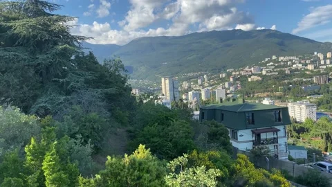 Movement on the cable car over the city. Yalta, Crimea 库存影片 163076142