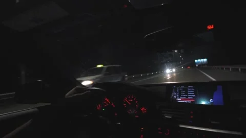 Movement of car at night at high speed view from interior with driver hands 库存影片 250861705