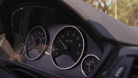 Movement of car at night at high speed view from interior with driver hands 库存影片 250871216