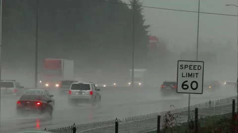 Movement of cars in the rain Vidéo 44443032