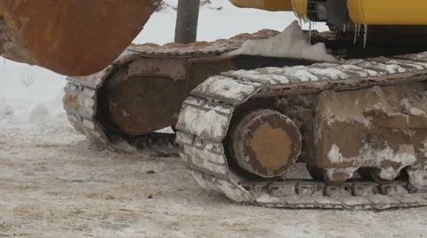 Movement of a caterpillar tractor, dirty snow and earth. Stock-Footage 59732988