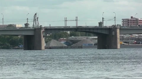 Movement on a city bridge. Vídeos de archivo 52344948