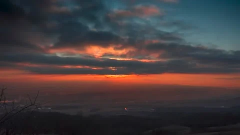 The movement of clouds across the red sky Vidéo 151426759