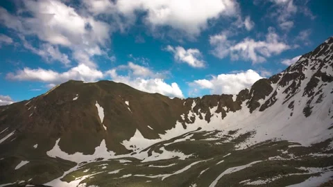 The movement of clouds across the sky over the mountains. 库存影片 158458866