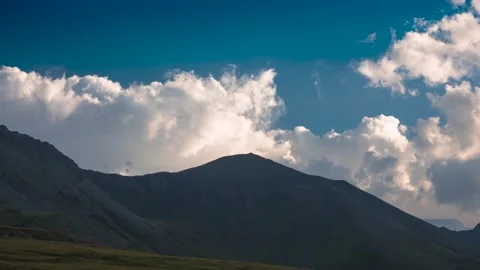 The movement of clouds across the sky over the mountains. 库存影片 159570377
