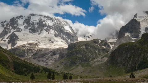Movement of clouds and water flows in a stormy river in the Caucasus mountais Video stock 86995342